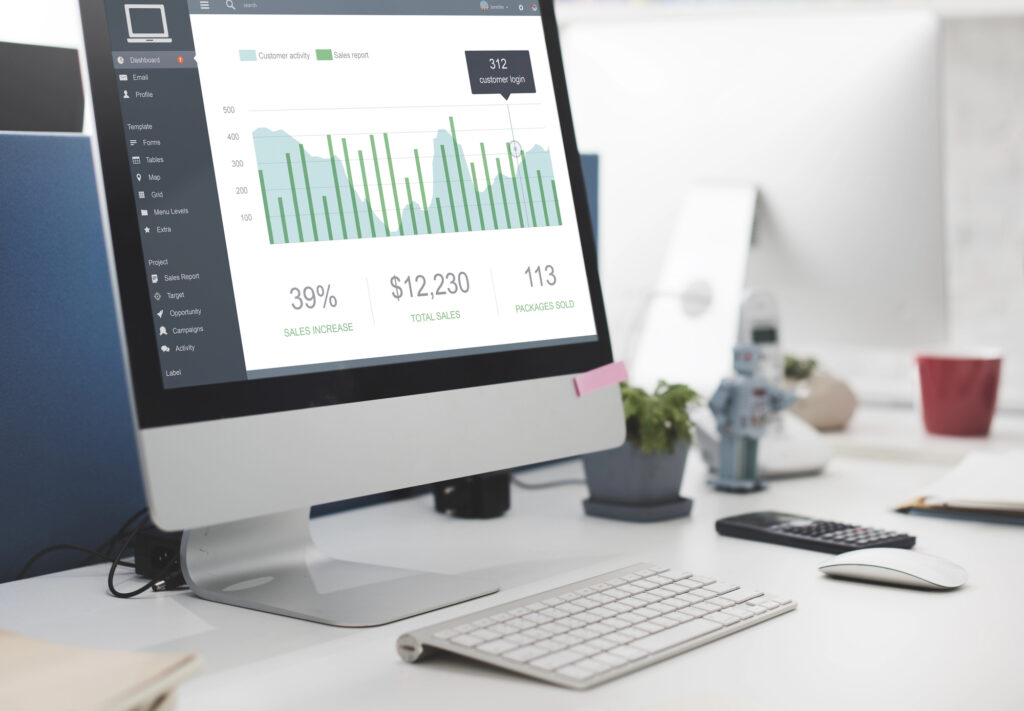 Écran d'ordinateur affichant des graphiques de ventes et statistiques.