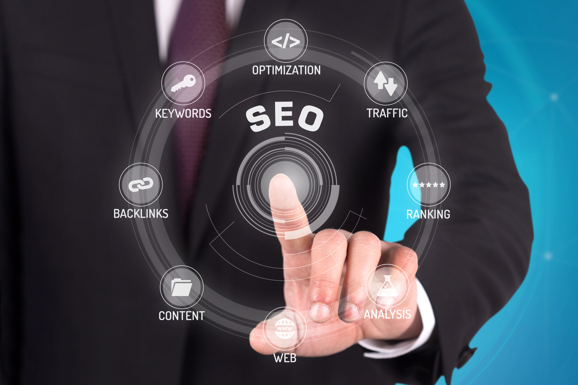 Homme en costume pointant une interface interactive « SEO »