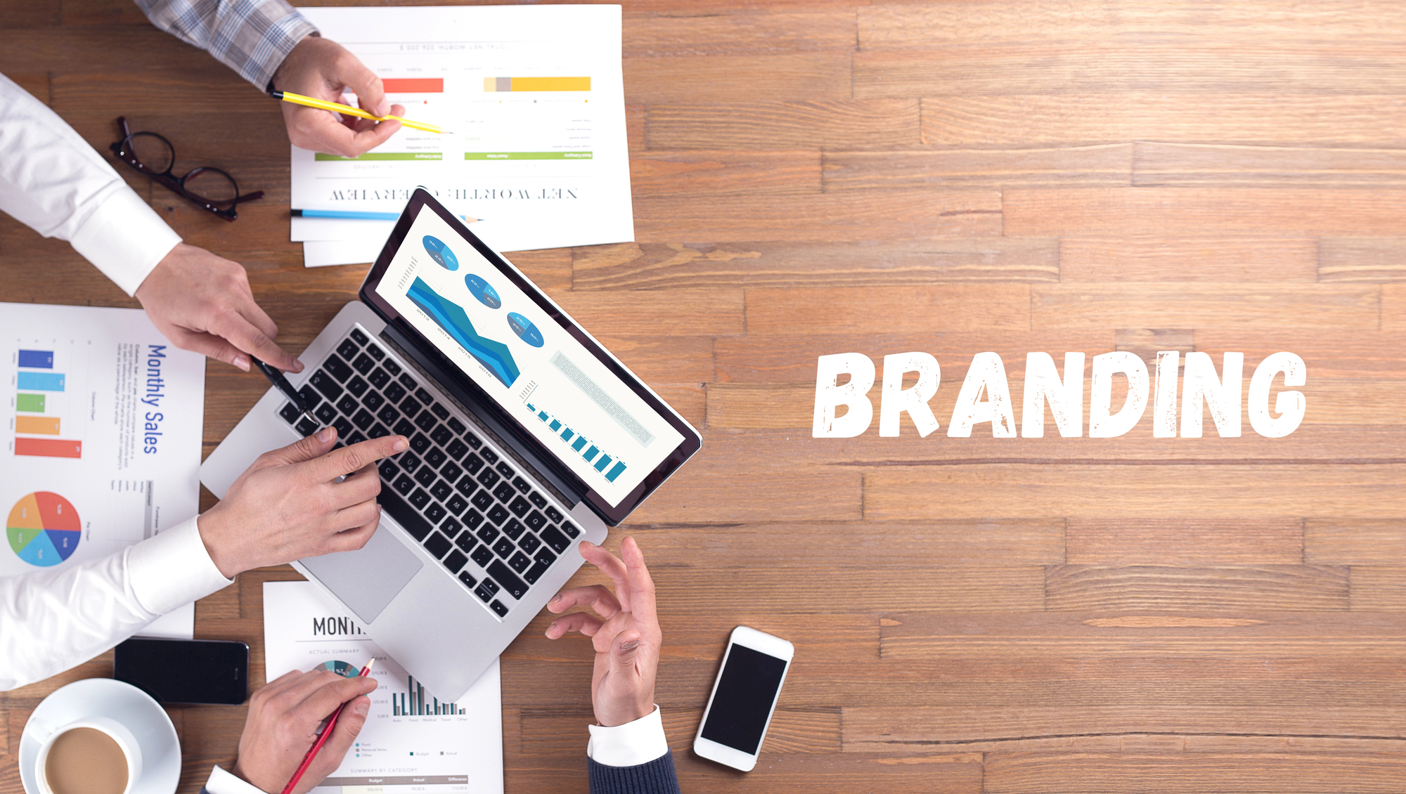 Vue aérienne d'une équipe travaillant sur le branding