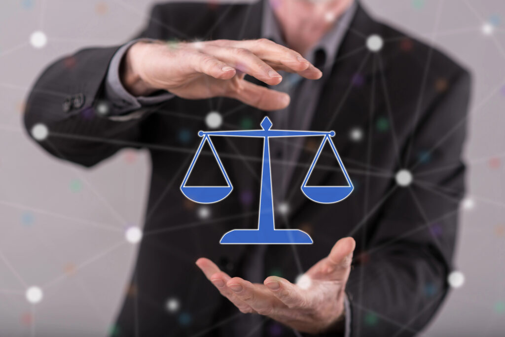 Homme d'affaires tenant une balance de justice virtuelle