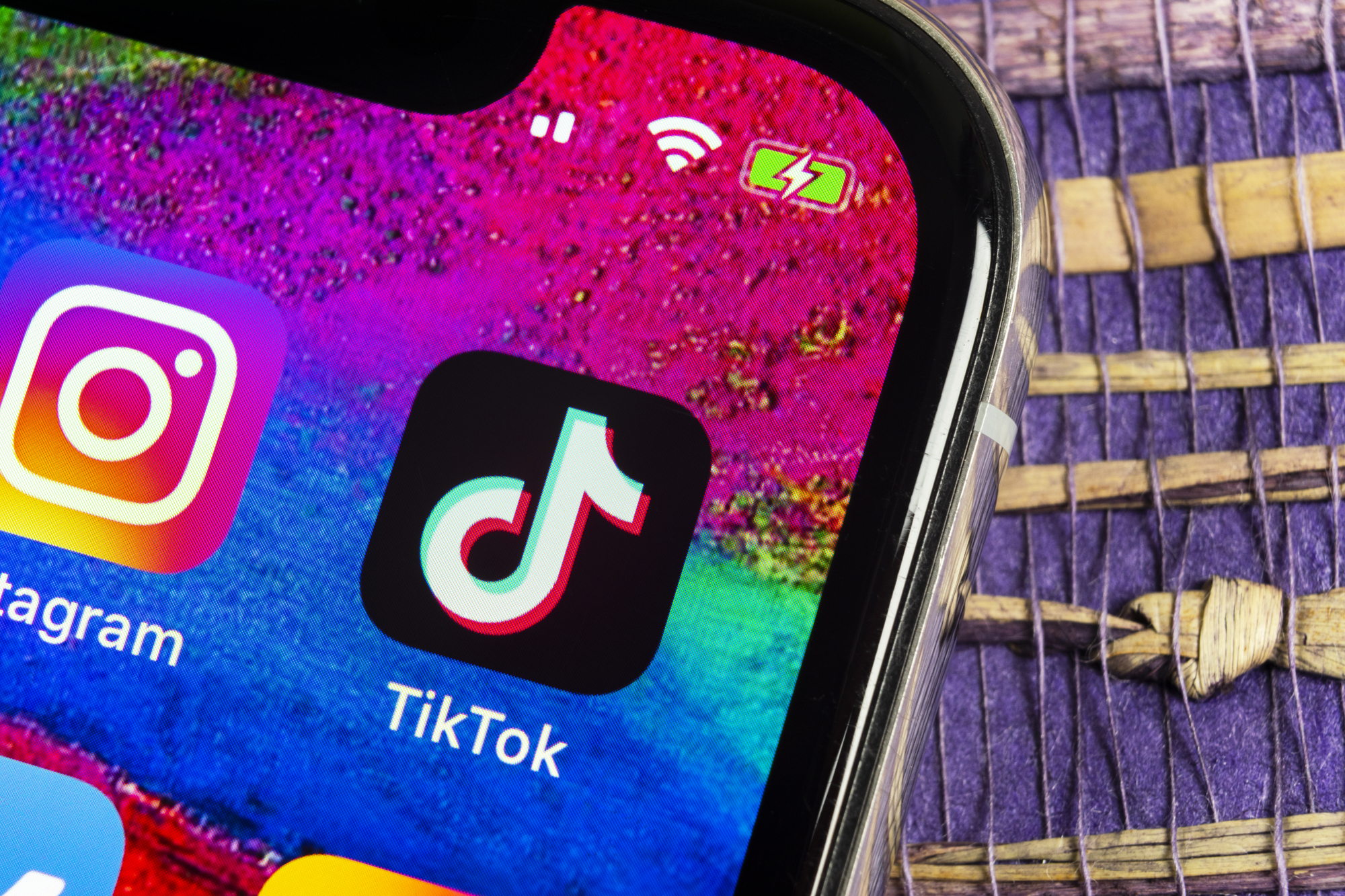 L'écran du smartphone affiche l'icône TikTok