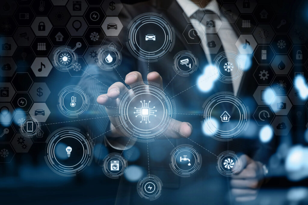 Homme d'affaires manipulant une interface de technologie connectée