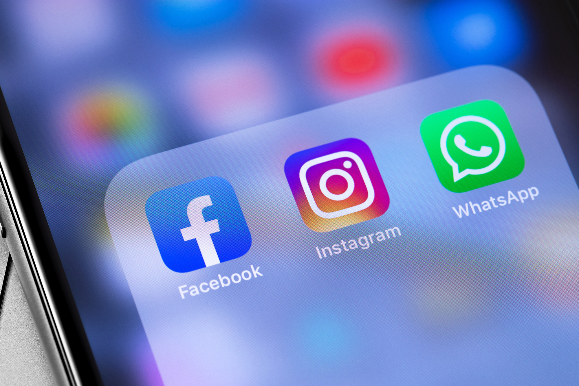 Icônes Facebook, Instagram et WhatsApp sur un smartphone.