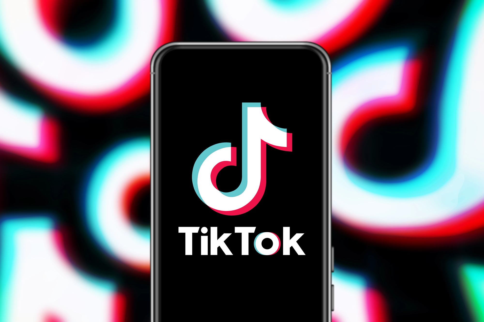 Application TikTok ouverte sur un téléphone avec fond flou