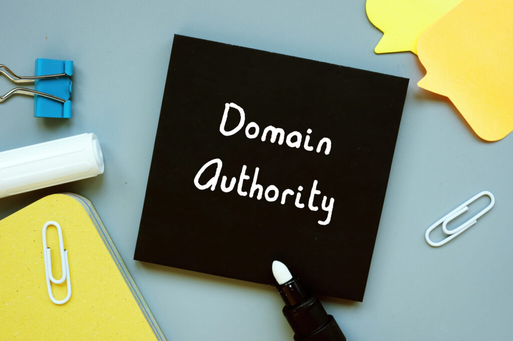 Note noire avec l'inscription « Domain Authority » sur un bureau.