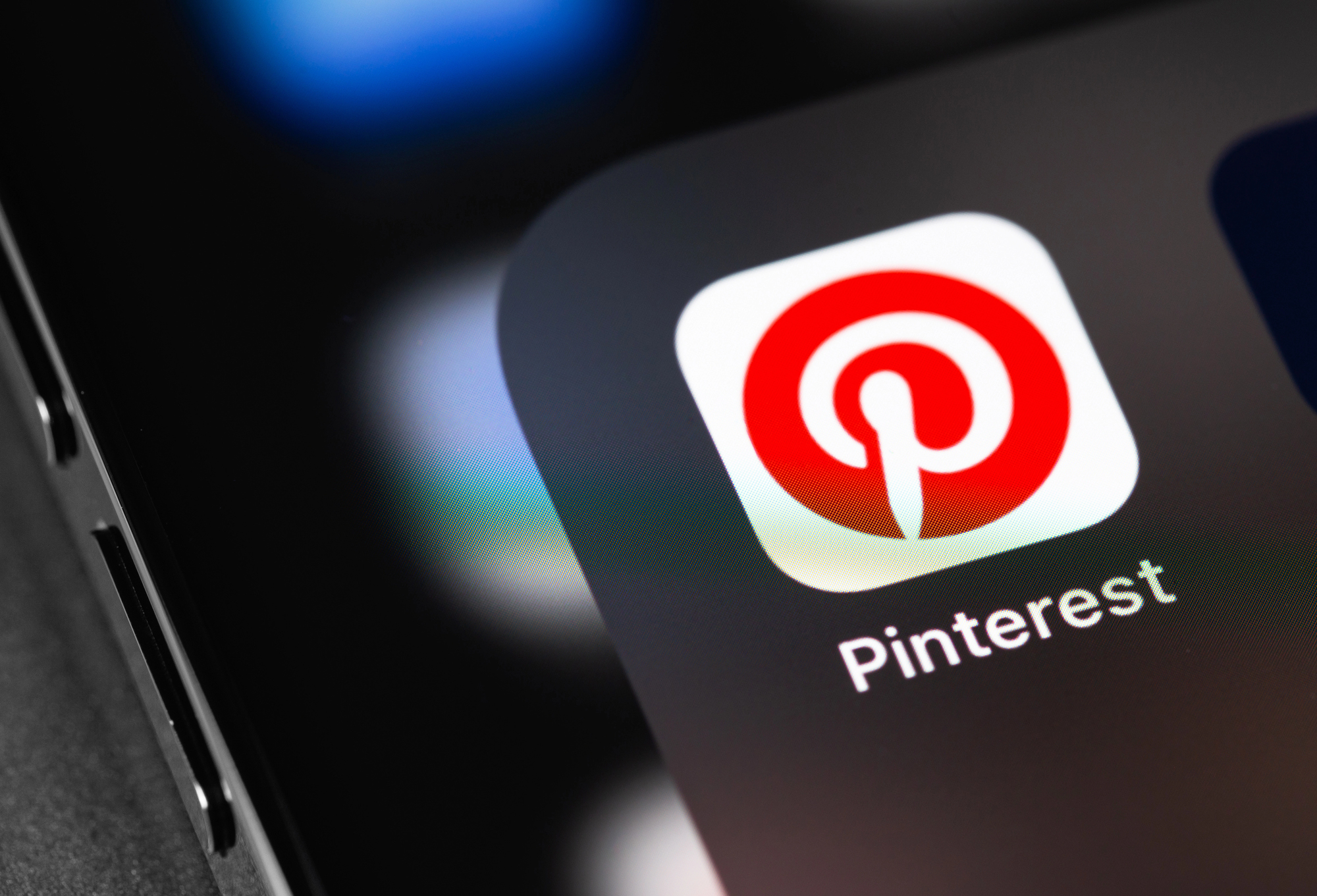 Icône de l'application Pinterest affichée sur un écran de smartphone