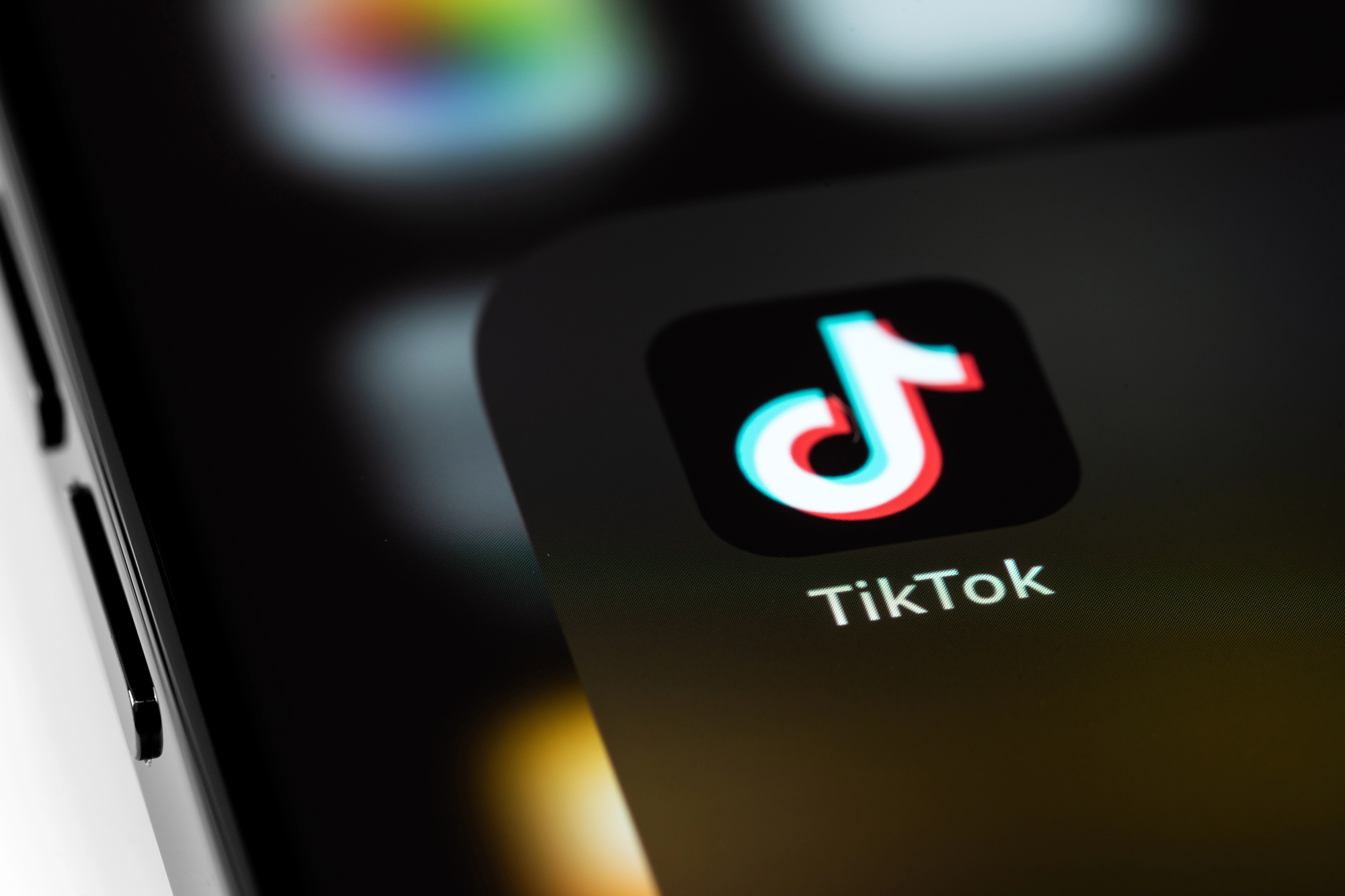 Gros plan sur l'icône de l'application TikTok sur smartphone