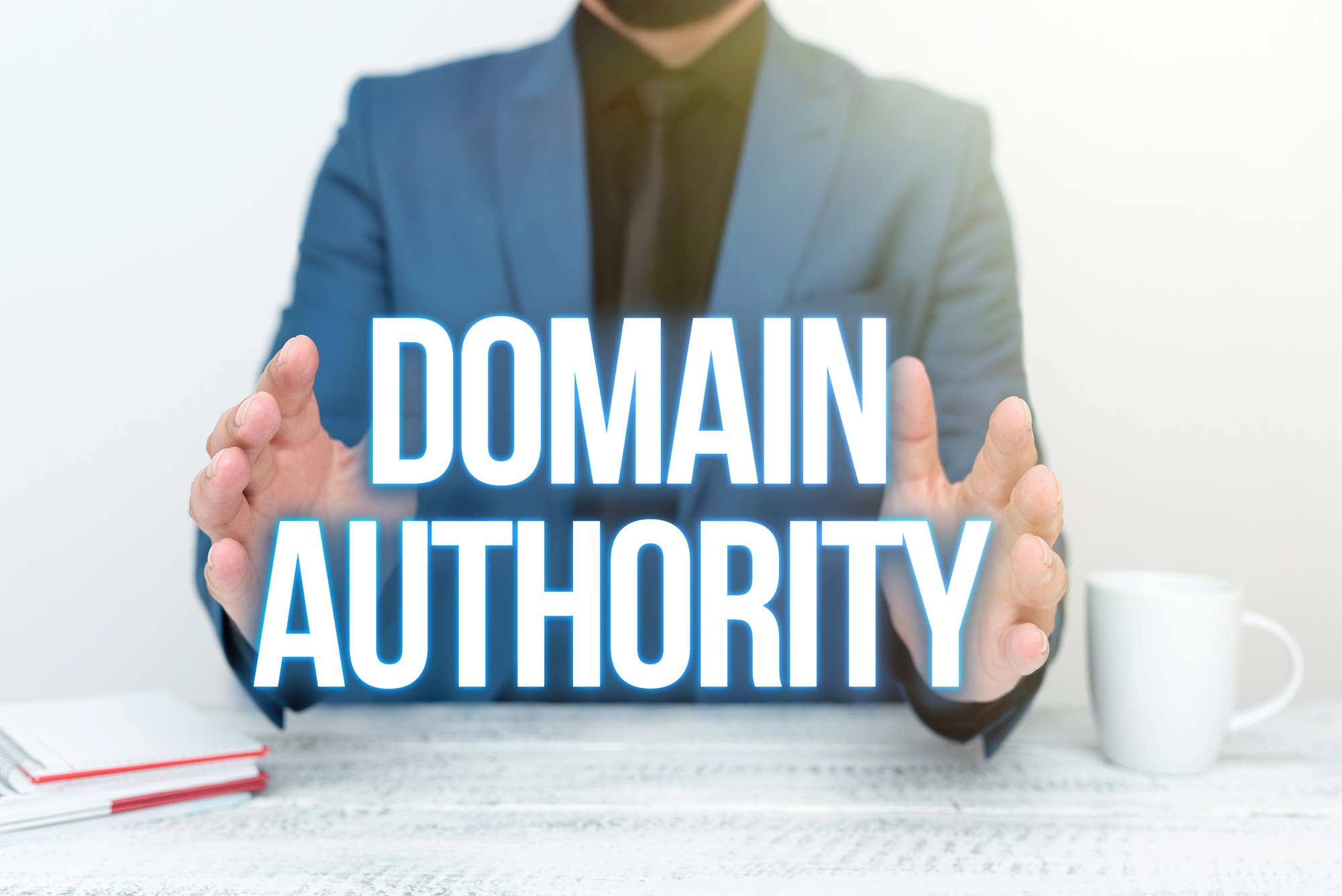 Homme en costume présentant les mots « DOMAIN AUTHORITY ».