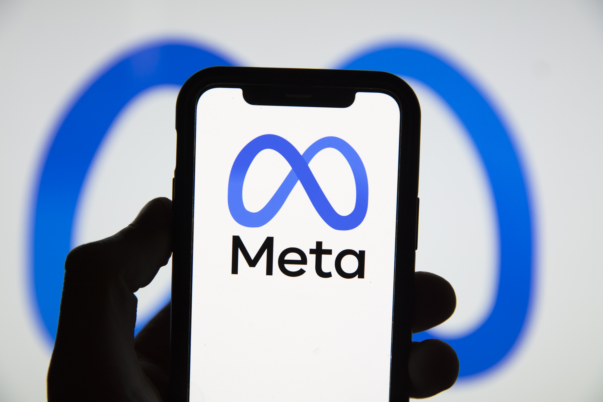 Un smartphone affichant le logo bleu de Meta.