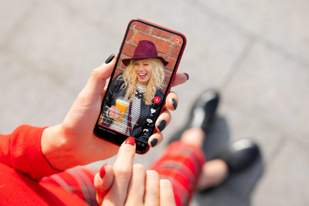 Smartphone affichant une vidéo TikTok tenue par une personne.