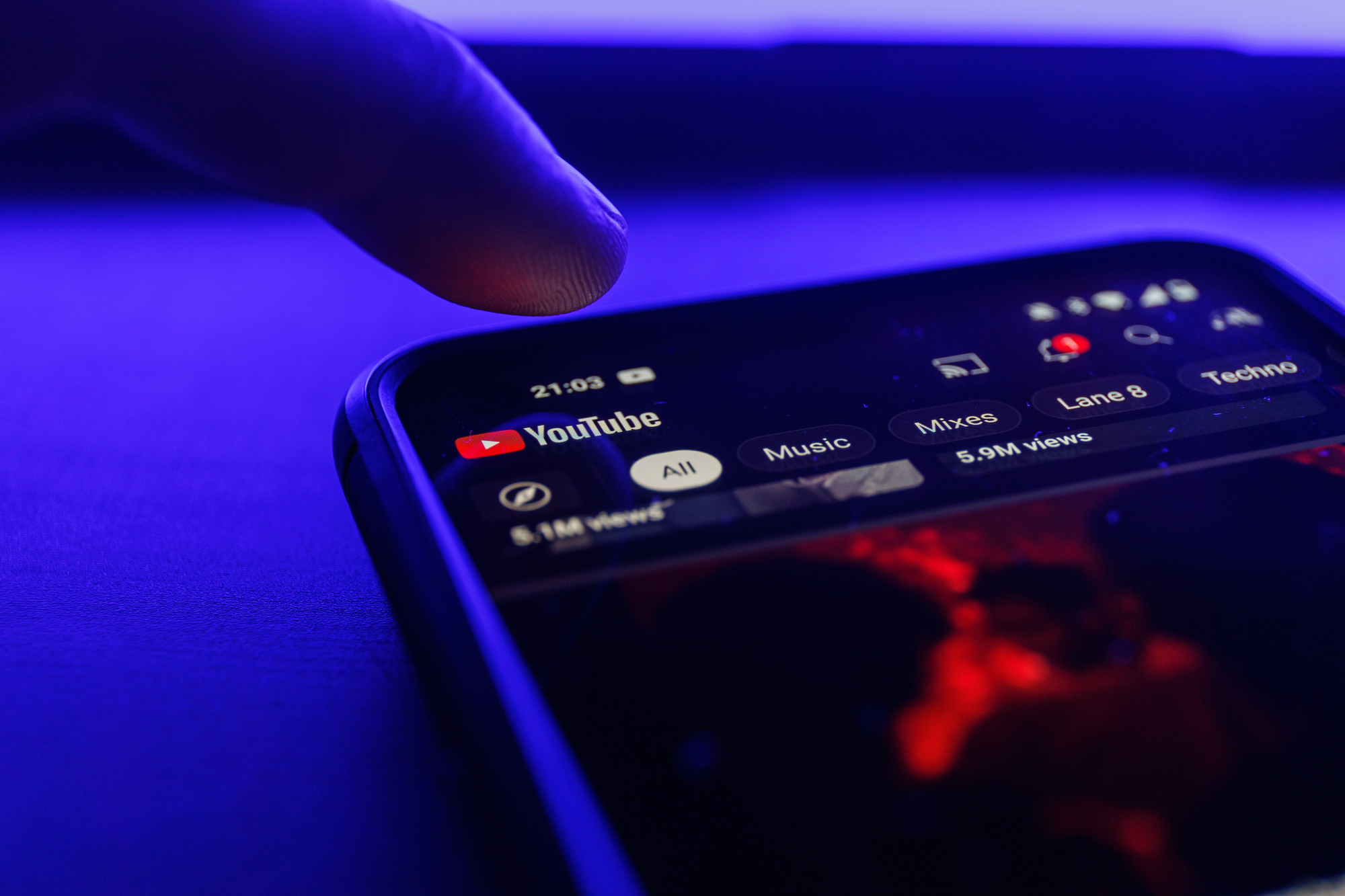 Interface YouTube sur smartphone avec statistiques de vues