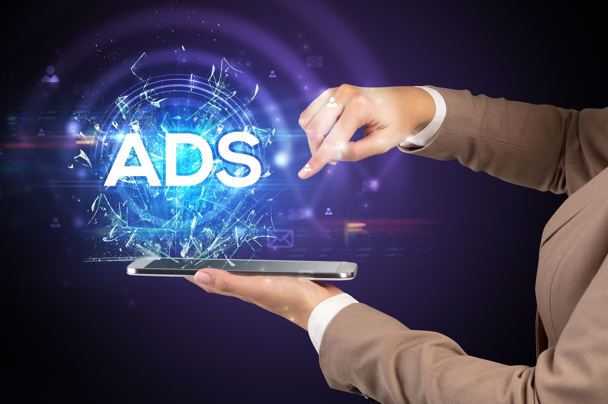 Principal manipulateur une interface holographique "ADS" sur smartphone.