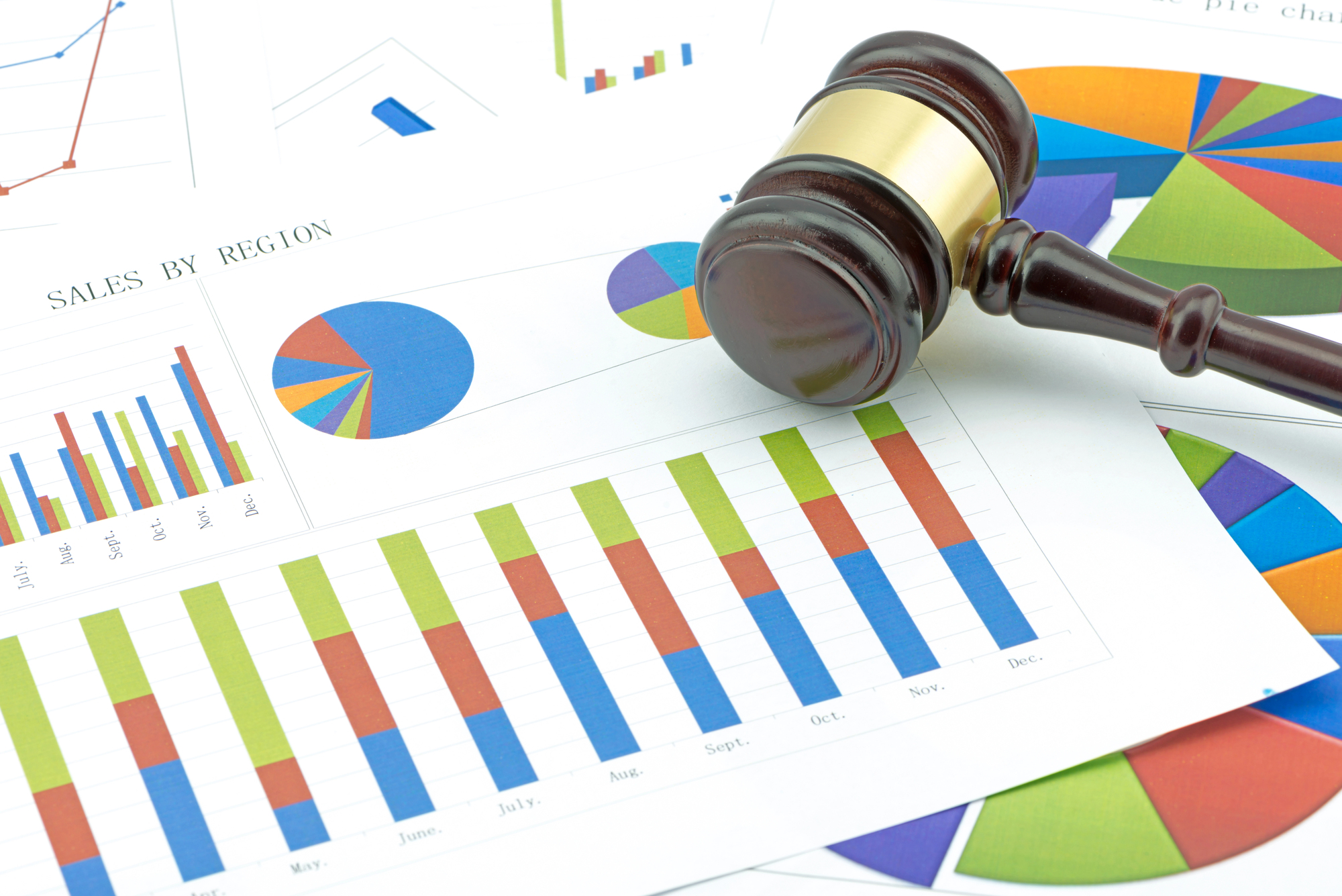 Marteau de juge posé sur des graphiques de ventes