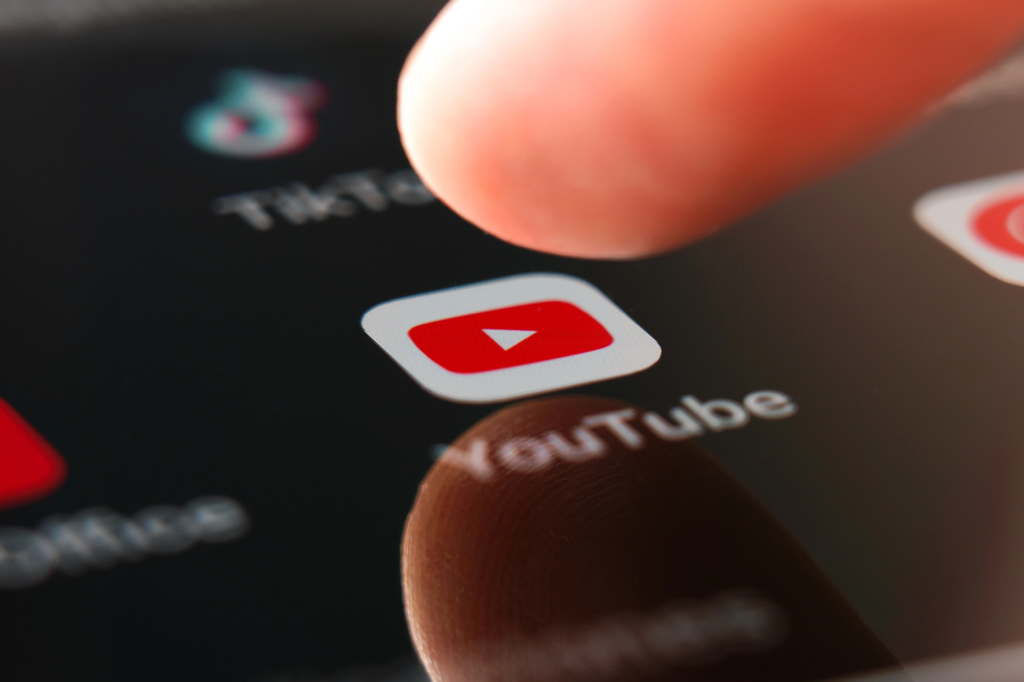 Sélection de l'application YouTube sur l'écran d'un smartphone