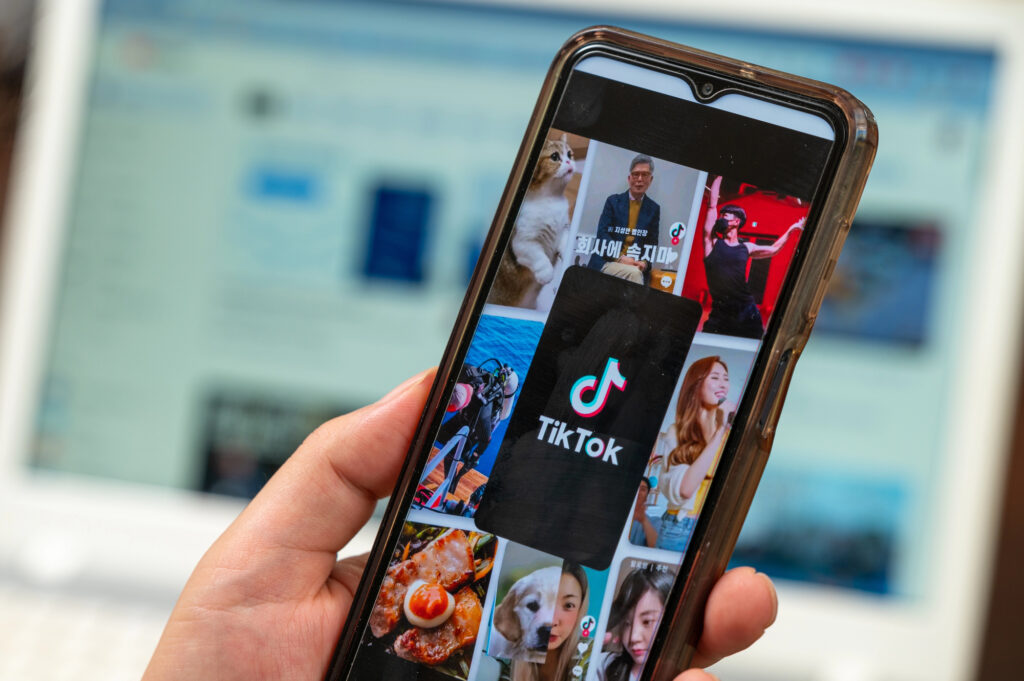 Smartphone affichant une galerie de vidéos sur TikTok