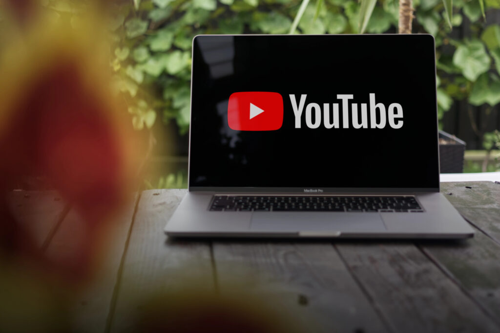 Logo YouTube affiché sur l'écran d'un ordinateur portable ouvert
