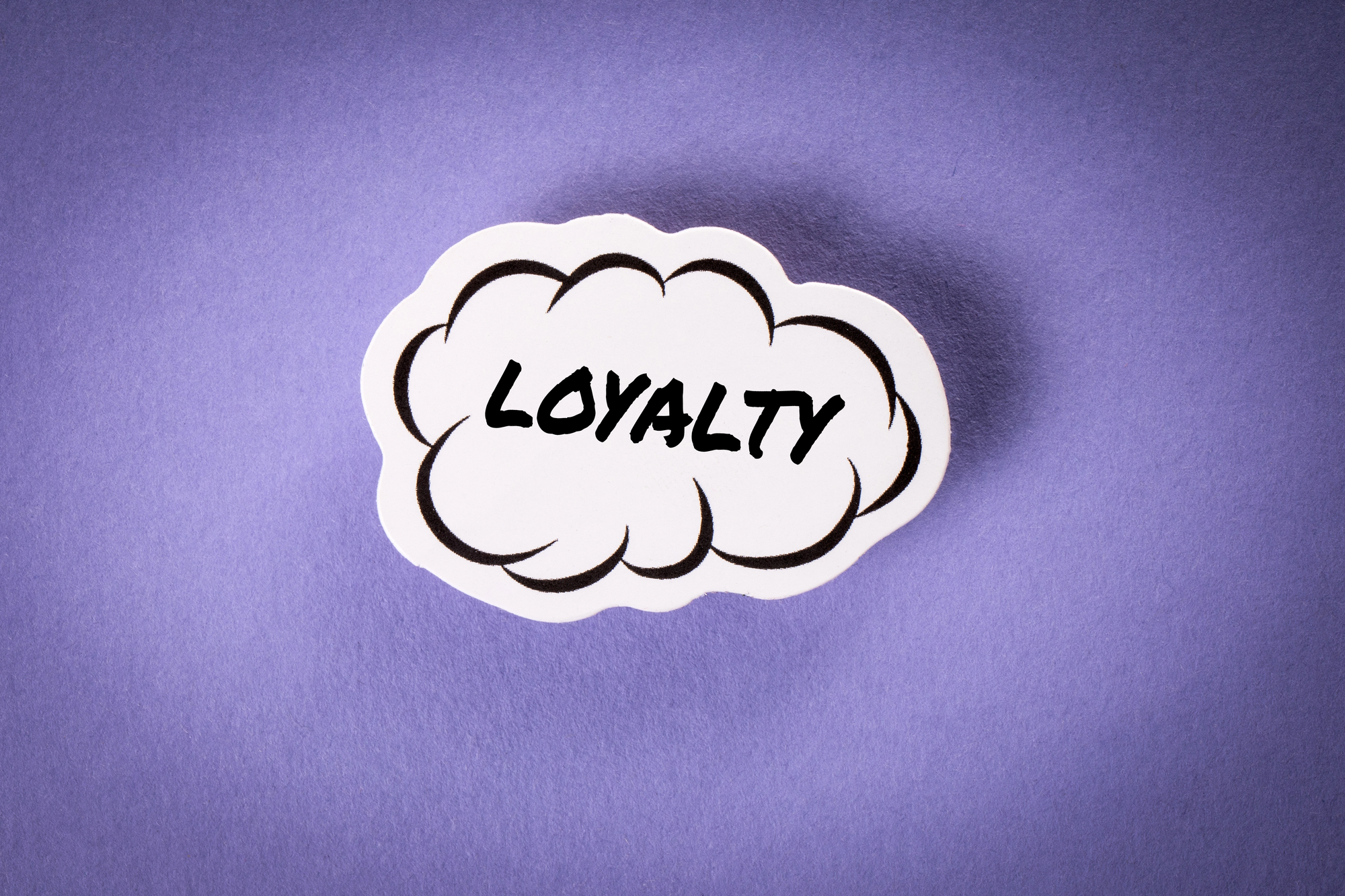 cône de panier d'achat stylisée avec un dégradé bleu et violet sur un fond sombre.