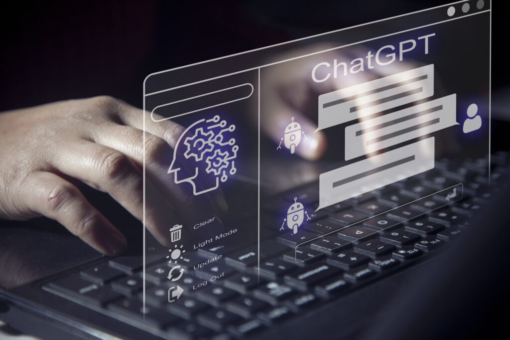 Utilisateur tapant au clavier avec interface ChatGPT supérieure