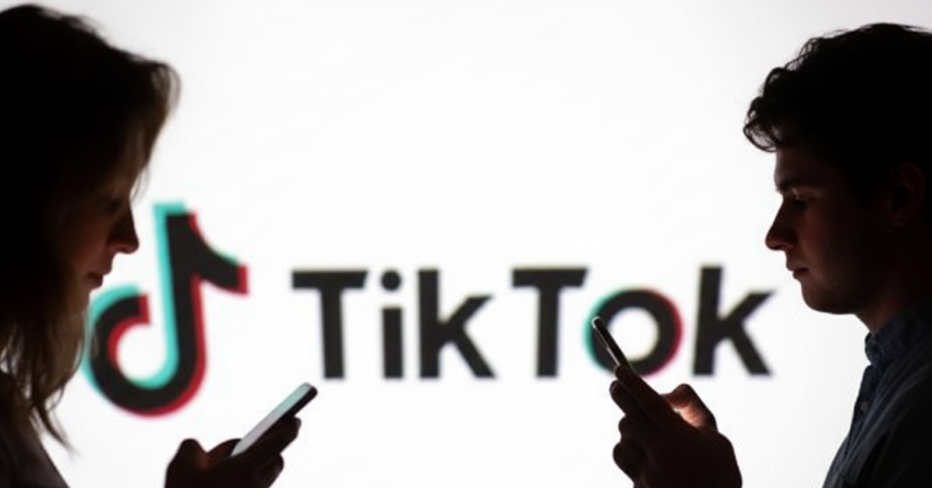 Silhouettes d'utilisateurs sur smartphones devant le logo TikTok.