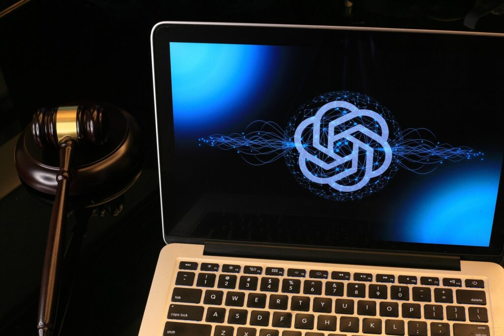 Marteau de juge à côté d'un ordinateur affichant le logo OpenAI