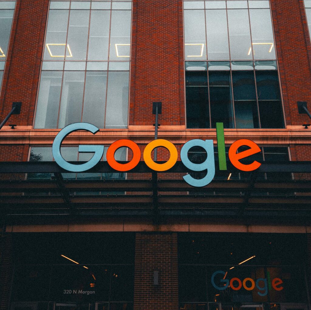 Logo Google sur la façade d'un immeuble de bureaux.