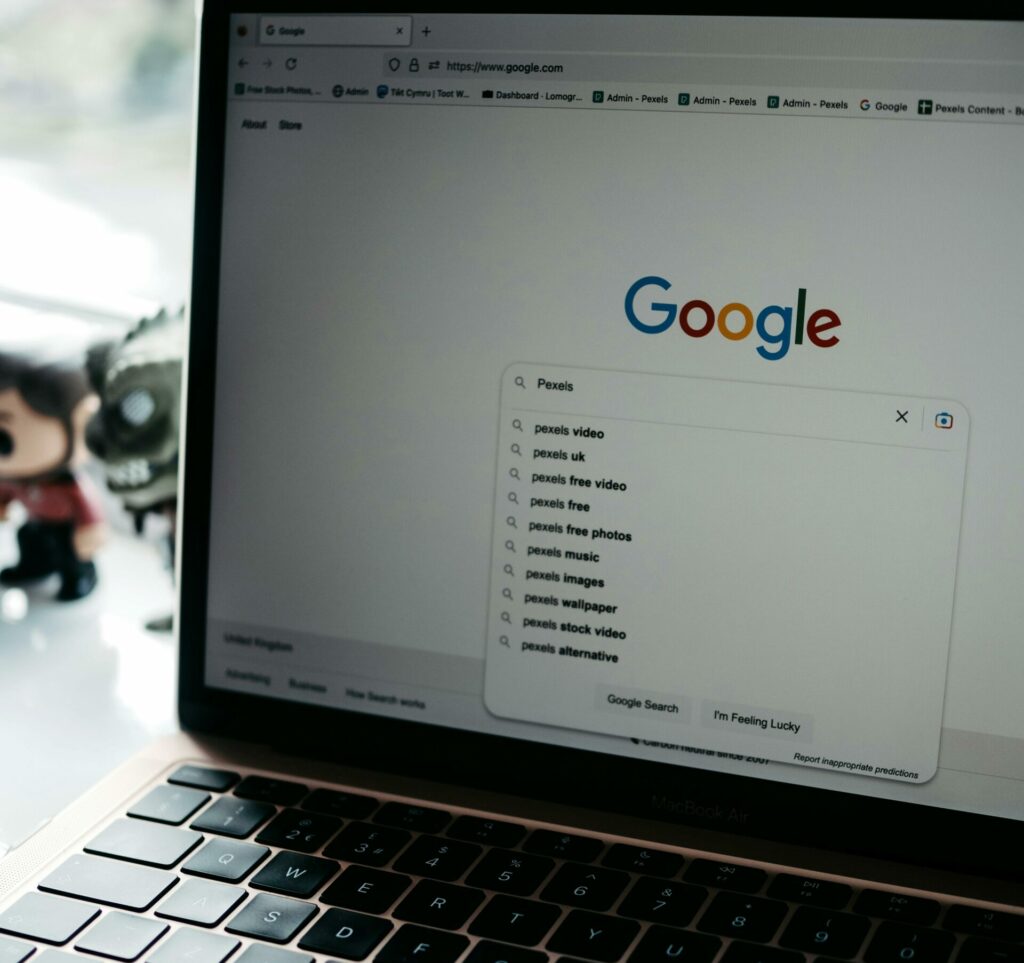 Ordinateur portable ouvert sur la page de recherche Google