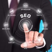 Homme en costume pointant une interface interactive « SEO »