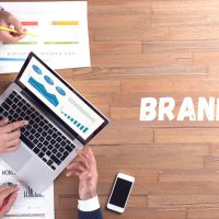 Vue aérienne d'une équipe travaillant sur le branding