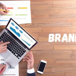 Vue aérienne d'une équipe travaillant sur le branding