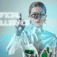 Femme androïde pointant l'inscription "Intelligence Artificielle".