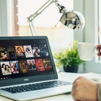 Ordinateur affichant des vidéos sur un bureau avec un café