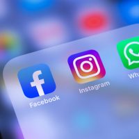 Icônes Facebook, Instagram et WhatsApp sur un smartphone.