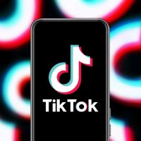Application TikTok ouverte sur un téléphone avec fond flou
