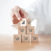 Principal empilant des cubes en bois avec icônes d'e-commerce