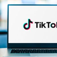 Logo TikTok affiché sur l'écran d'un ordinateur portable ouvert