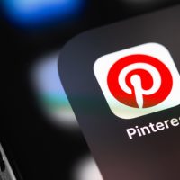 Icône de l'application Pinterest affichée sur un écran de smartphone