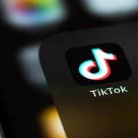 Gros plan sur l'icône de l'application TikTok sur smartphone