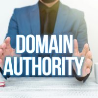 Homme en costume présentant les mots « DOMAIN AUTHORITY ».