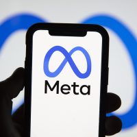 Un smartphone affichant le logo bleu de Meta.