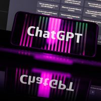 Smartphone affichant l'interface de ChatGPT sur fond sombre.