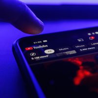 Interface YouTube sur smartphone avec statistiques de vues