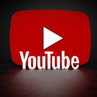 Logo YouTube en 3D sur un fond noir brillant.