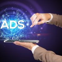 Principal manipulateur une interface holographique "ADS" sur smartphone.