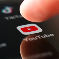 Sélection de l'application YouTube sur l'écran d'un smartphone
