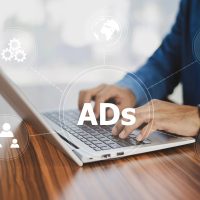 Utilisateur sur ordinateur avec icônes de publicité numérique