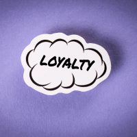 cône de panier d'achat stylisée avec un dégradé bleu et violet sur un fond sombre.