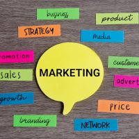 Concept marketing entouré de mots-clés stratégiques sur bois