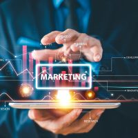 Homme en costume manipulant un écran holographique de marketing.