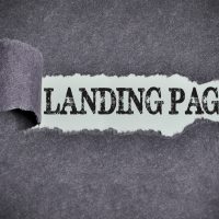 Papier déchiré révélant les mots "Landing Page"