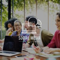 Groupe de jeunes travaillant ensemble sur les réseaux sociaux